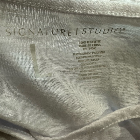 Signature Studio Tee - Picture 4 of 5
